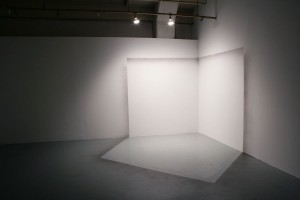 Suzanne Song, Flatout, 2010, Acrylic paint on walls and floor, Dimensions variable (Courtesy of the artist)